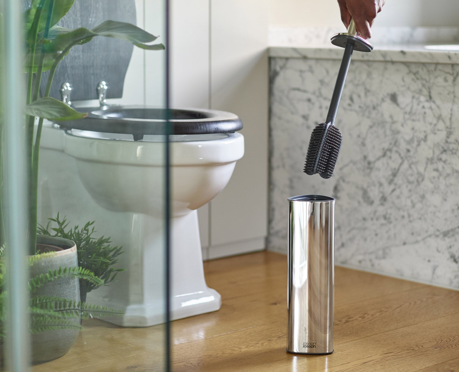 [hidden] [lifestyle] Flex™ 360 Luxe Toilet Brush with Stainless-steel Finish Starter Set